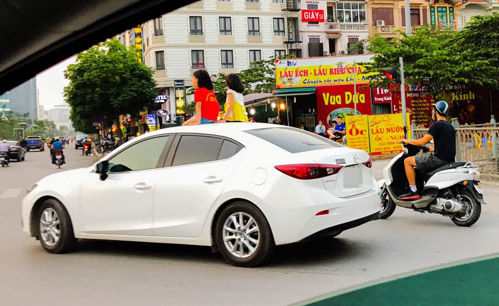 Nguy hiểm tiềm tàng từ cửa sổ trời ô tô, bạn cần biết
