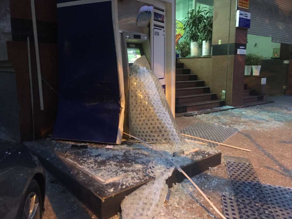 Xe BMW đâm nát trụ ATM ở Sài Gòn