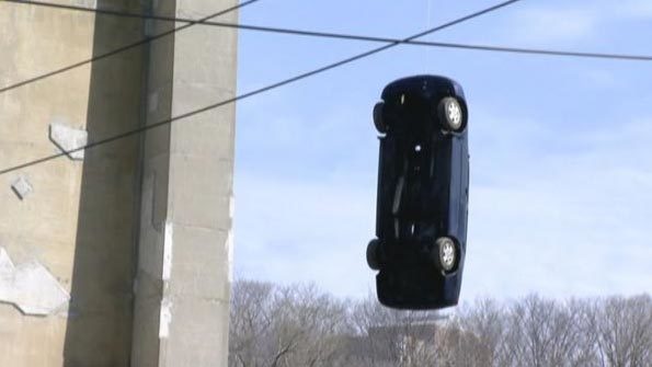 Bí ẩn vụ xe hơi treo lơ lửng trên cầu Canada