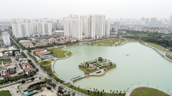 Toàn cảnh chung cư An Bình City nhìn từ hướng hồ điều hòa trong khuôn viên dự án