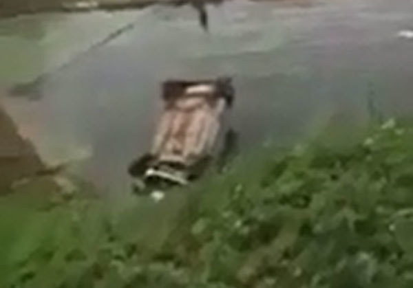 Tài xế cao hứng trổ tài drift xe và cái kết ê chề dưới ao