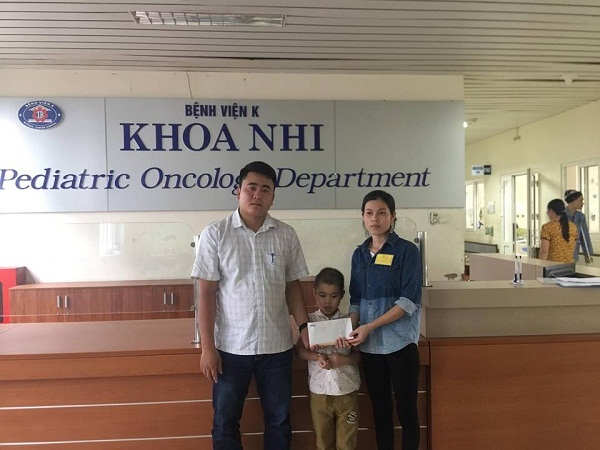 Đại diện báo VietNamNet trao đến tận tay gia đình bé Lưu Bảo Trâm só tiền 17.965.000 đồng bạn đọc ủng hộ giúp 