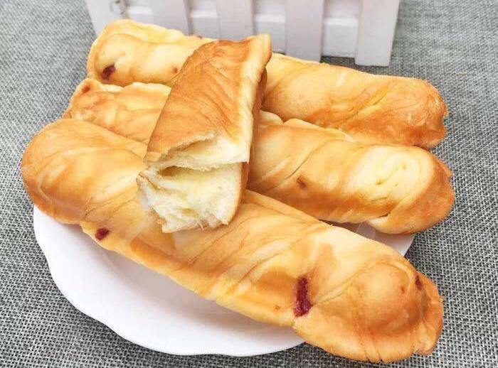 Bánh mì que 3.000 đồng/chiếc: Hàng Tàu 6 tháng không hỏng