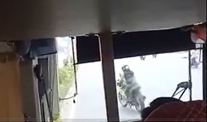 Thanh niên lạng lách, đánh võng trước đầu xe khách cả đoạn đường dài