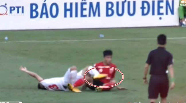 Video cầu thủ Viettel bị gãy gập chân trên sân Hàng Đẫy