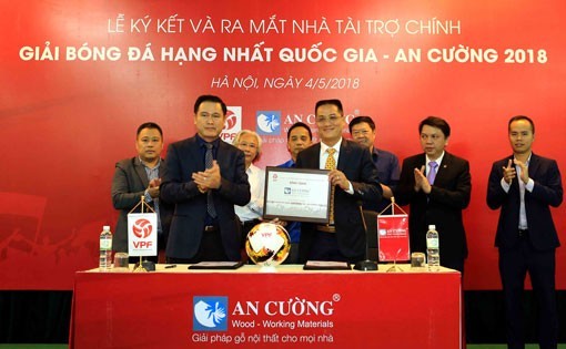 Bầu Tú kiếm hợp đồng tiền tỷ cho giải hạng Nhất