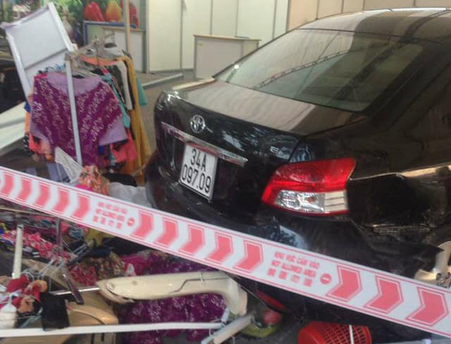 Hà Nội: Nam thanh niên rửa xe lùi ô tô, 5 người trọng thương