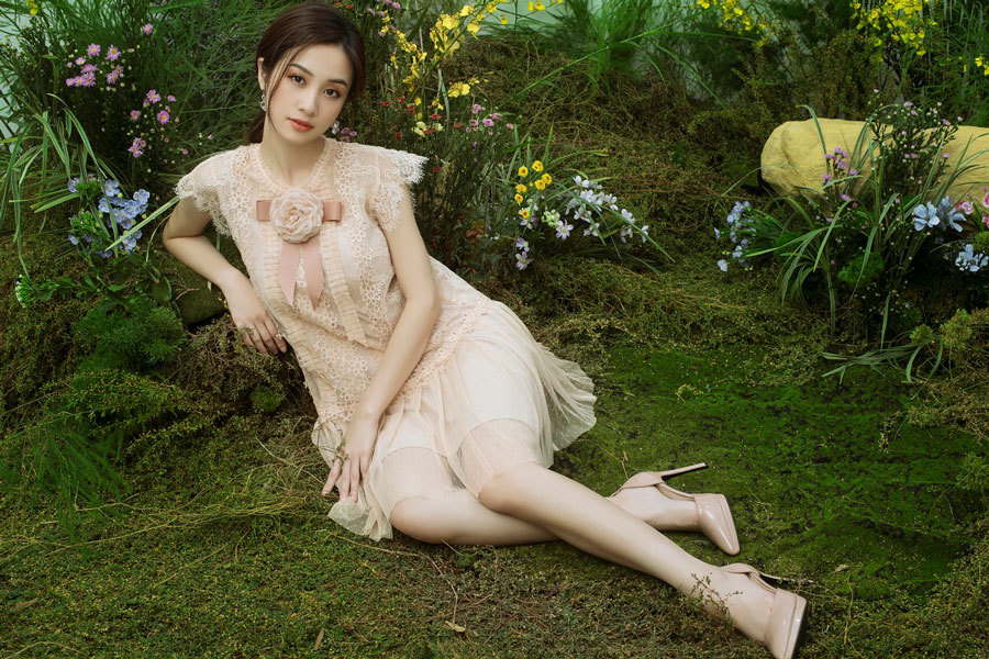 Vẻ đẹp mong manh khó rời mắt của Jun Vũ