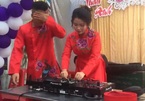 Bạn bè 'quẩy' nhiệt tình khi cô dâu chơi DJ trong đám cưới