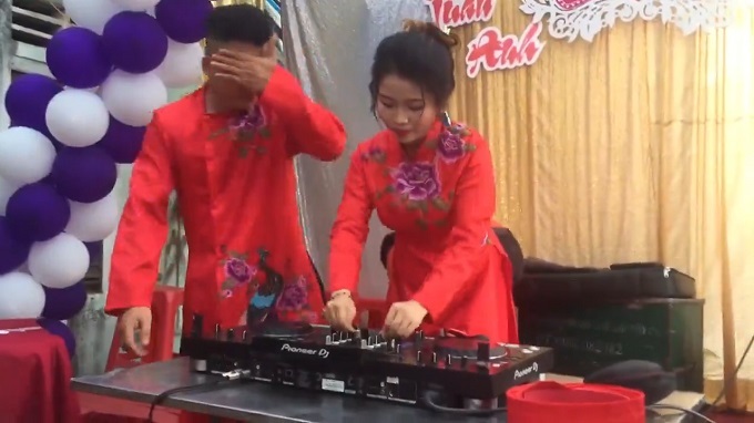 Bạn bè 'quẩy' nhiệt tình khi cô dâu chơi DJ trong đám cưới