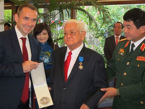 Người am tường những sự kiện ngoại giao thời 