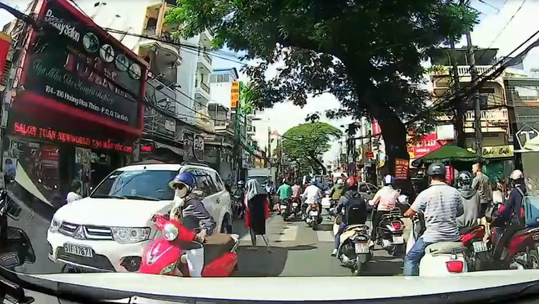 Nữ 'ninja' sang đường hồn nhiên như chốn không người và cái kết ê chề