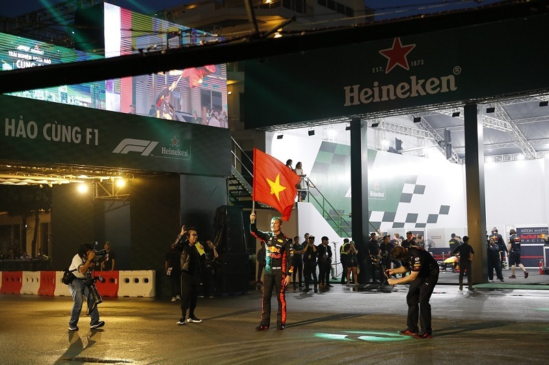 Fan Việt thích thú với màn drift xe siêu đẳng của David Coulthard