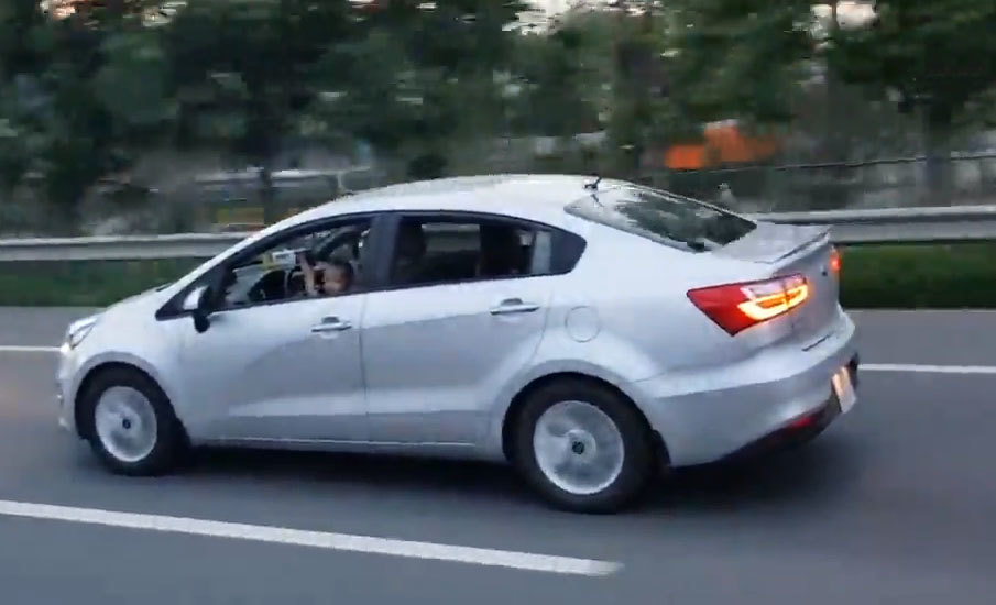 Kinh hãi: Cho bé trai 2 tuổi cầm vô lăng ô tô trên cao tốc