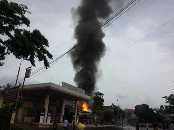 Toát mồ hôi dùng bình chữa cháy mini dập cháy xe bồn ở cây xăng