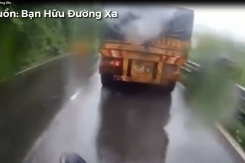 Vượt ẩu, xe tải đâm trực diện xe máy trên đường đèo