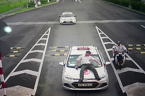 Nhân viên an ninh sân bay Nội Bài bị Taxi đâm trực diện, hất lên nắp capo