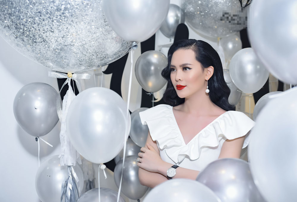 Sang Lê tái xuất rạng rỡ sau 4 tháng sinh con đầu lòng