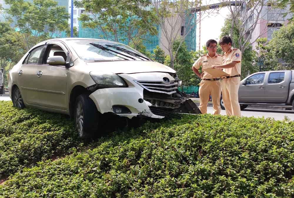 4 người kêu cứu trong taxi bị tông biến dạng ở Sài Gòn