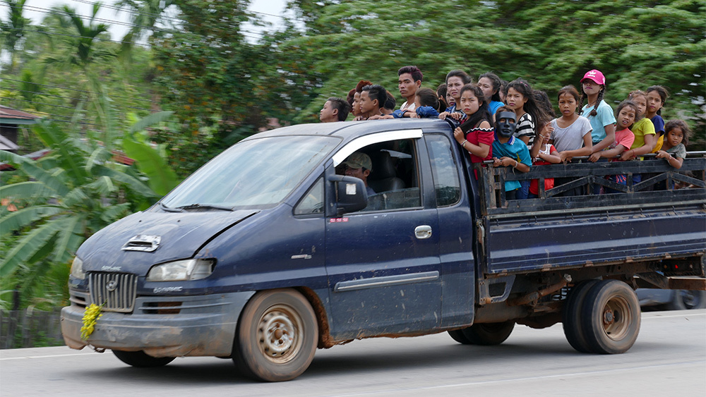 Giao thông kỳ lạ ở Lào Nhung-kieu-tham-gia-giao-thong-mao-hiem-o-lao-15