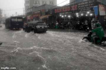 Đường Sài Gòn ngập sâu trong mưa lớn, nhiều người ngã nhào