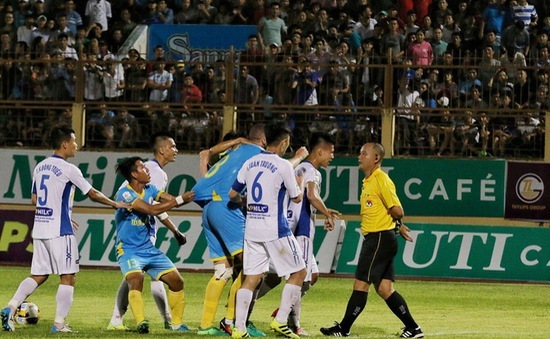 Trọng tài V-League: Đá bể nồi cơm của nhau, có nên không?