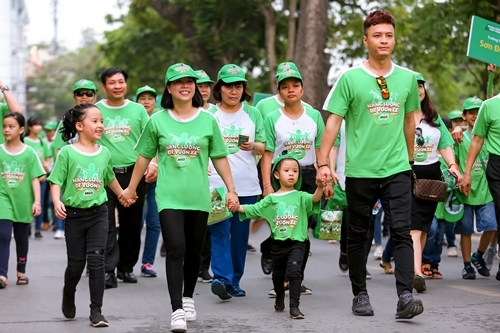 Cha con Hồng Đăng rạng rỡ giữa 2 vạn người đi bộ