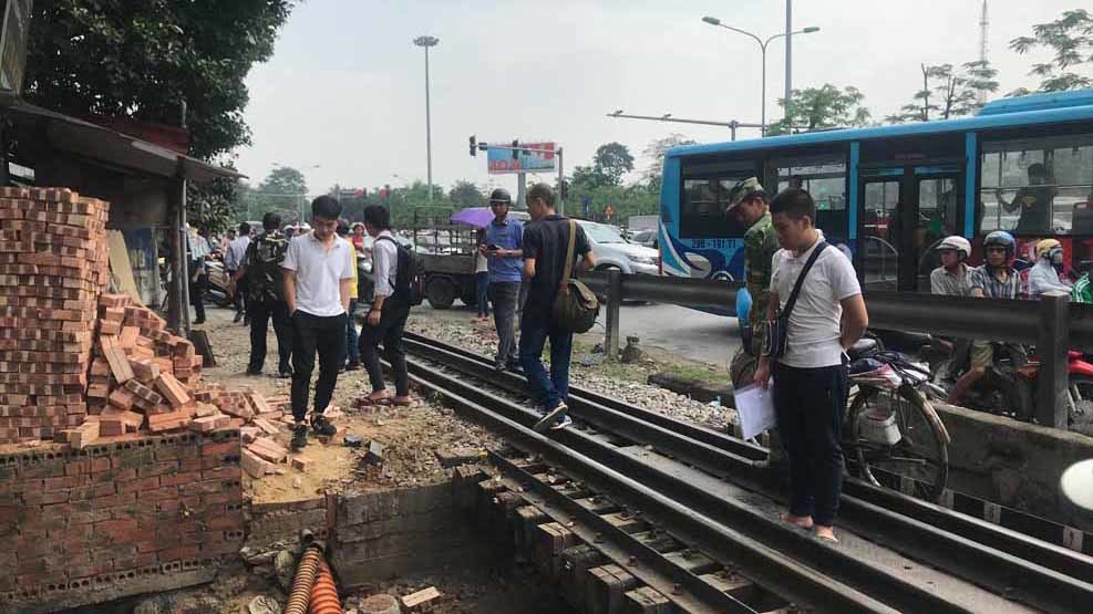HN: Tàu hỏa dừng sững giữa ngã tư sau tai nạn với xe ba gác