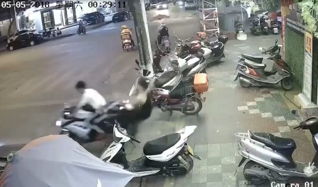 Bi hài clip mô tô phân khối lớn vọt ga, thanh niên ngồi sau ngã dập mông