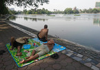 Nắng gắt đầu mùa, người Hà Nội ngột ngạt trải chiếu ngủ ven hồ
