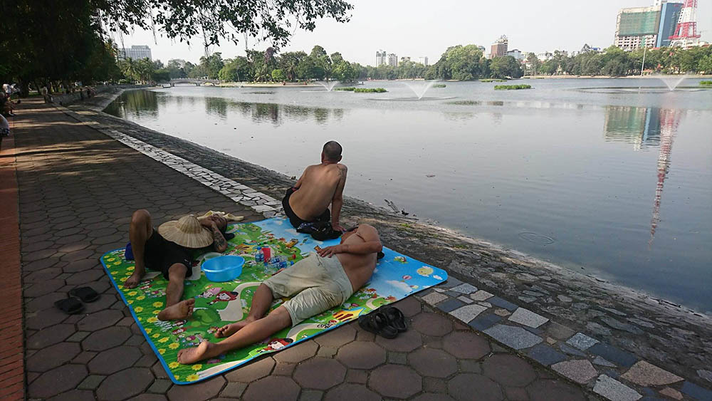 Nắng gắt đầu mùa, người Hà Nội ngột ngạt trải chiếu ngủ ven hồ