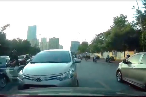 Tài xế bắt dàn xe ngược chiều đi đúng làn trên phố Hà Nội
