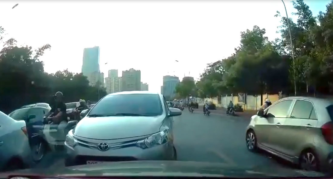 Tài xế bắt dàn xe ngược chiều đi đúng làn trên phố Hà Nội