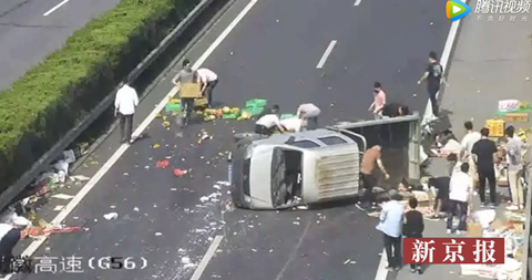 Xe tải hoa quả bị lật giữa đường và hành động của người dân Trung Quốc