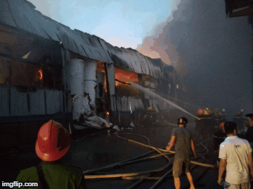 Cháy lớn công ty giấy ở Sài Gòn