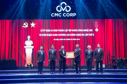 CMC nhận Huân chương Lao động hạng Ba