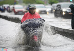 Những thói quen xấu khi tham gia giao thông mùa mưa