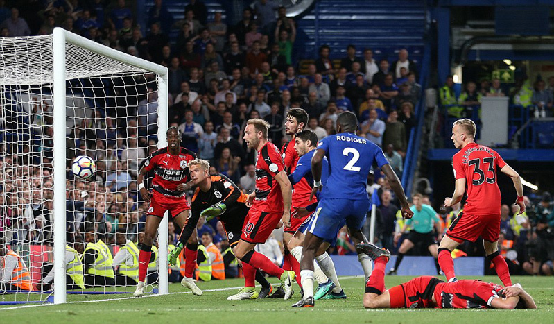 Quá kém cỏi, Chelsea bị Huddersfield cầm chân