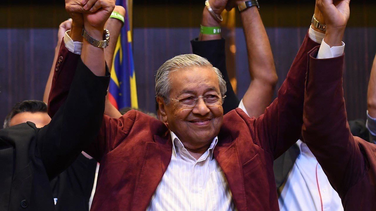 Cựu thủ tướng Malaysia 92 tuổi tái cử ngoạn mục