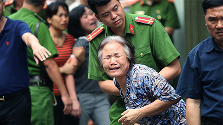 Lửa cháy ngùn ngụt, bao trùm ngôi nhà cao tầng 1 người chết