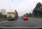 Xe container ngang nhiên phóng ngược chiều trên Đại lộ Thăng Long