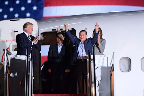 Vợ chồng ông Trump đích thân đón 3 tù nhân từ Triều Tiên về