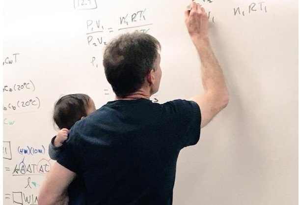 Thích thú bức ảnh giáo sư vừa bế con cho sinh viên vừa hăng say giảng bài