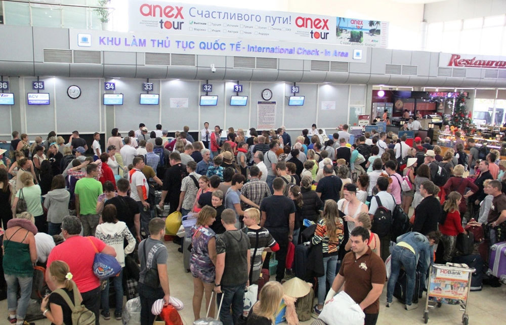 Từ cuối tháng tư, dù chưa đến hè nhưng Nha Trang đã trở nên ngột ngạt vì lượng du khách đổ đến tăng nhanh mỗi ngày. 