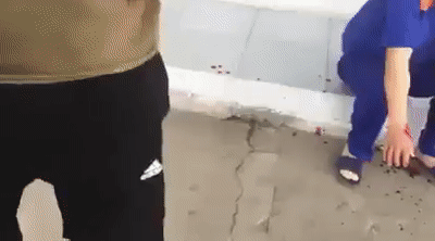 Đánh nhân viên cây xăng tóe máu mồm vì nghi đổ thiếu