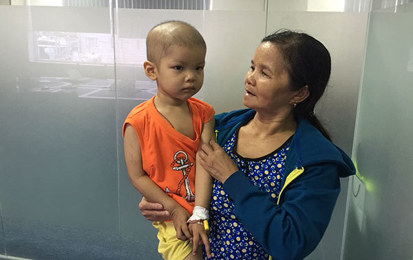 Bà ngoại chăm sóc bé để mẹ kiếm tiền chữa bệnh cho Hữu Trí.