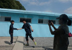 Cơn sốt diễn lại cú bắt tay lịch sử giữa hai lãnh đạo Hàn - Triều