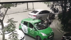 Vụ tài xế taxi bị người đàn ông đi Mercedes đánh: Công an quận thông tin