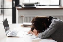 Chồng chở gái xinh vào nhà nghỉ để... tránh mưa