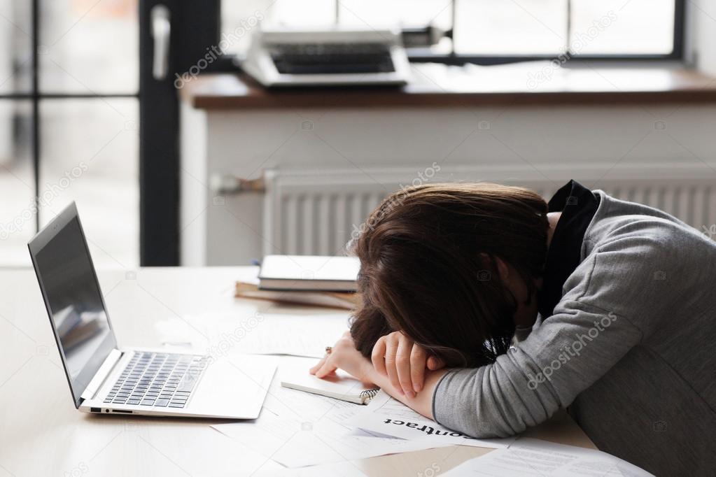 Chồng chở gái xinh vào nhà nghỉ để... tránh mưa